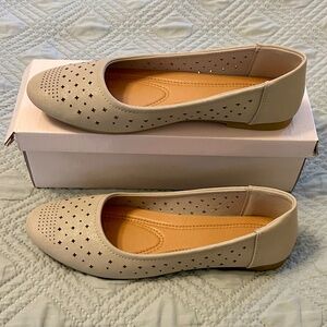 EUC! UOIDRU Women’s Light Gray Perforated Leather Flats, Size 7